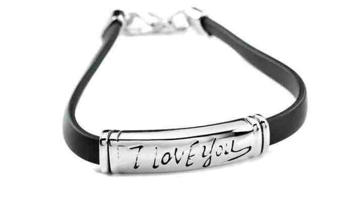 Bracciali con scritte: un regalo elegante e personalizzato